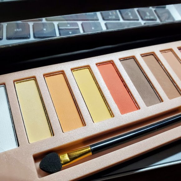 NAKEDS 12-color Eyeshadow - Picture 6 of 7